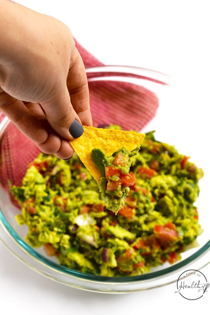 https://cdn-abioh.nitrocdn.com/iRwsMXPEdaMSNBlSqLBkXmjSJwoqRrps/assets/images/optimized/rev-01bf621/www.apinchofhealthy.com/wp-content/uploads/2015/05/Guacamole-chip.jpg