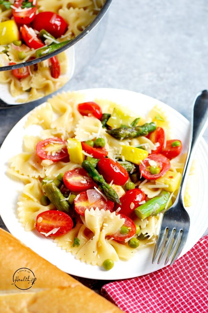 https://cdn-abioh.nitrocdn.com/iRwsMXPEdaMSNBlSqLBkXmjSJwoqRrps/assets/images/optimized/rev-01bf621/www.apinchofhealthy.com/wp-content/uploads/2018/05/Pasta-Primavera-plate-closeup.jpg