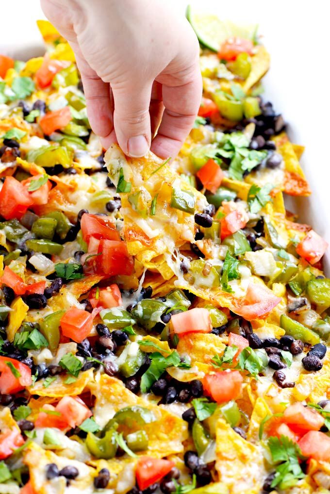 https://cdn-abioh.nitrocdn.com/iRwsMXPEdaMSNBlSqLBkXmjSJwoqRrps/assets/images/optimized/rev-01bf621/www.apinchofhealthy.com/wp-content/uploads/2018/08/Vegetarian-Nachos-hand.jpg