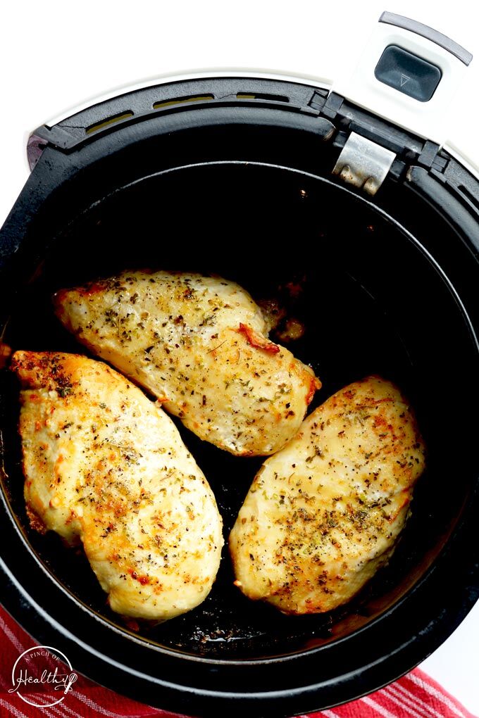 https://cdn-abioh.nitrocdn.com/iRwsMXPEdaMSNBlSqLBkXmjSJwoqRrps/assets/images/optimized/rev-01bf621/www.apinchofhealthy.com/wp-content/uploads/2019/02/Air-Fryer-Chicken-Breasts-fryer-basket.jpg