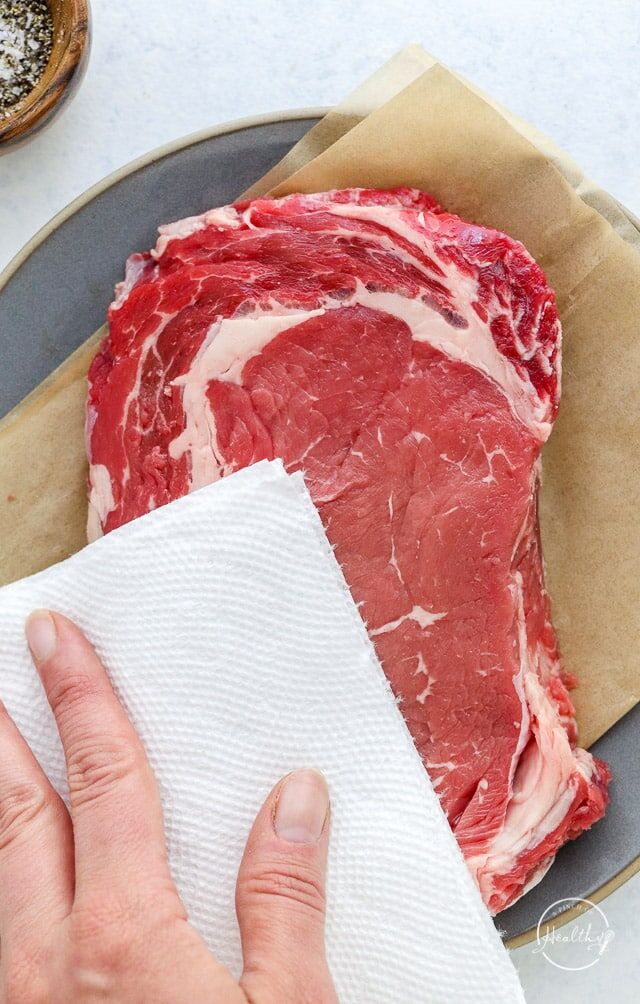 https://cdn-abioh.nitrocdn.com/iRwsMXPEdaMSNBlSqLBkXmjSJwoqRrps/assets/images/optimized/rev-01bf621/www.apinchofhealthy.com/wp-content/uploads/2021/06/Drying-steak-with-paper-towel.jpg