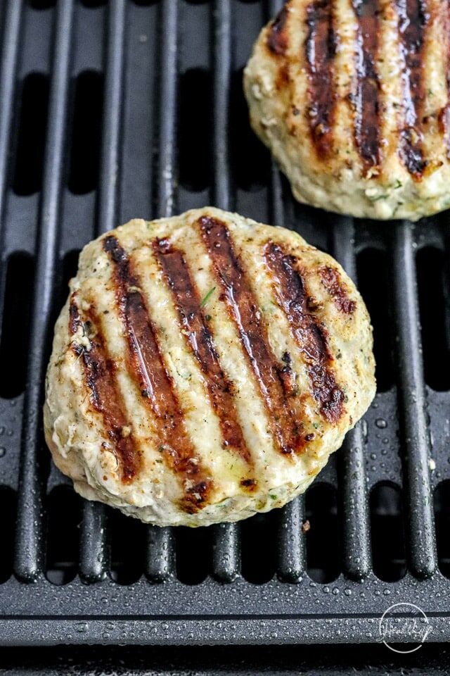 Grilled Turkey Burgers (classic recipe) - A Pinch of Healthy